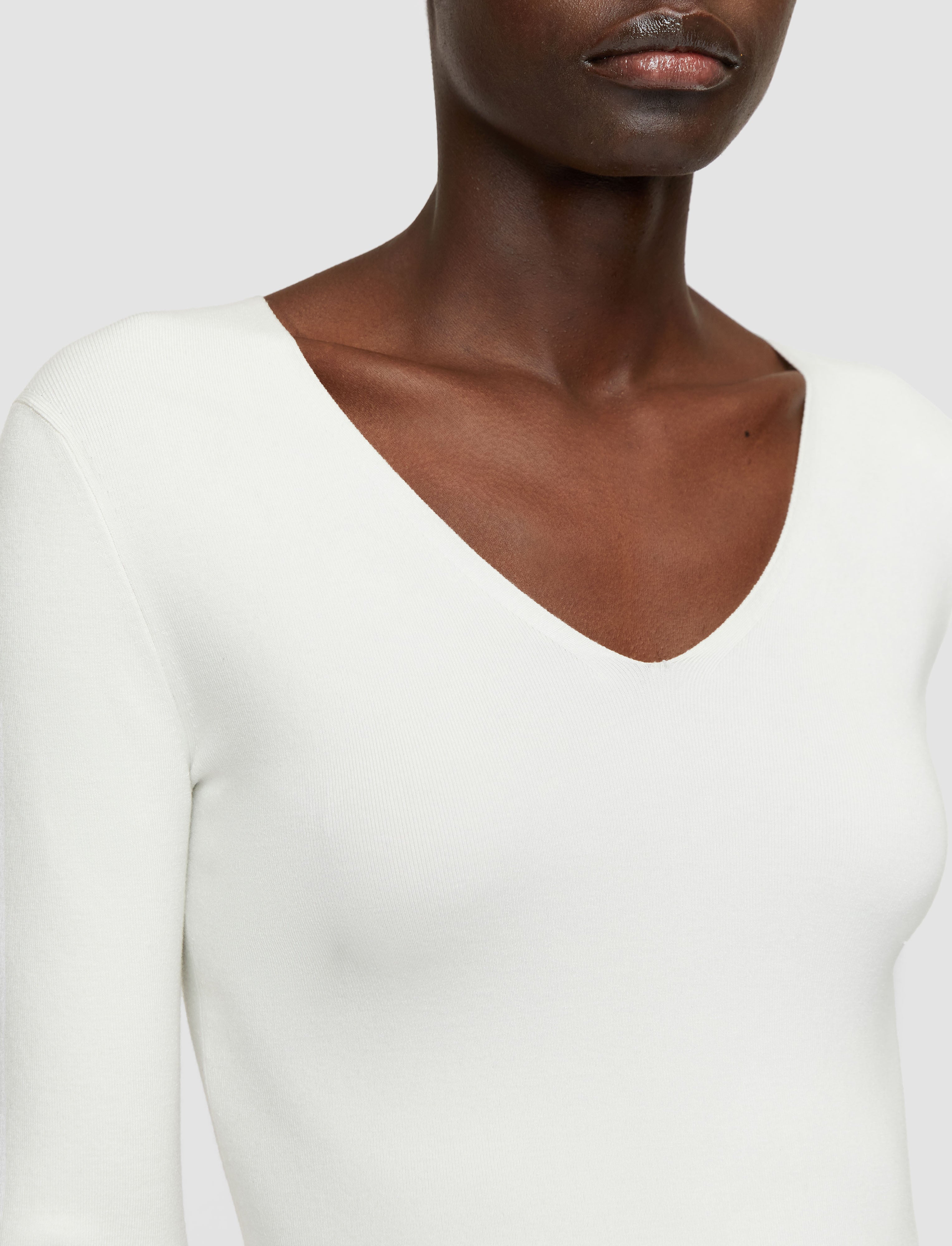 blanc-haut-col-v-en-soie-stretch-JOSEPH
