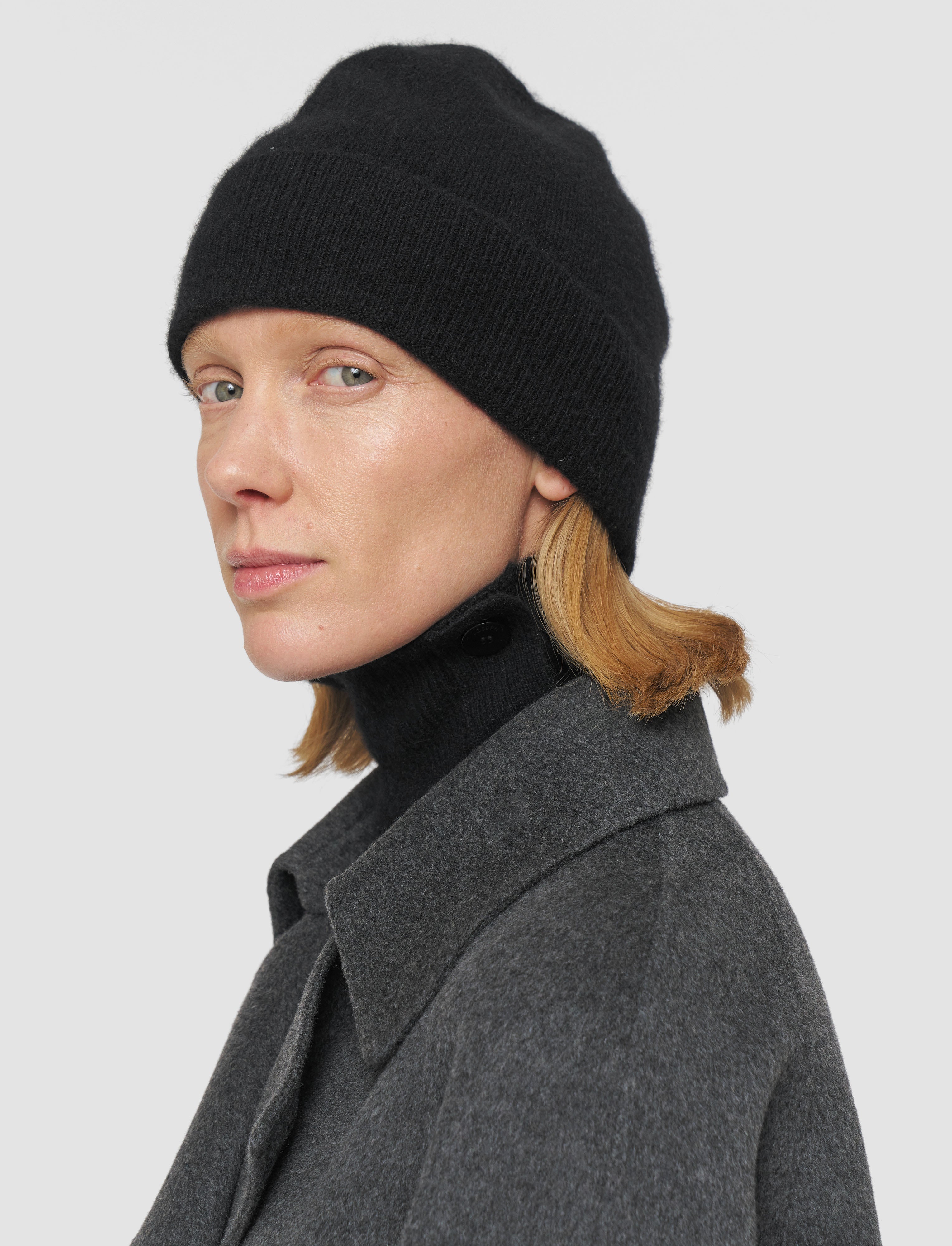 noir-bonnet-en-cachemire-brosse-JOSEPH