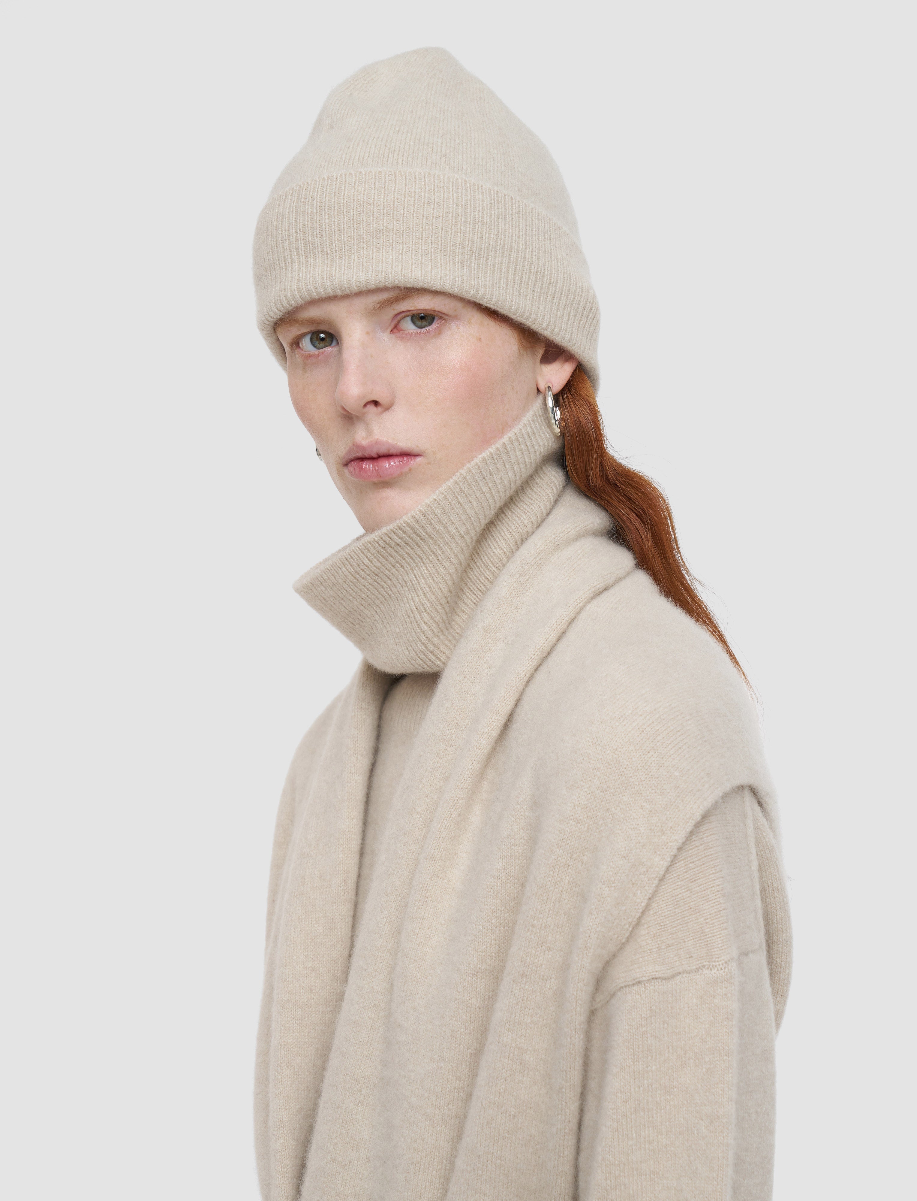 beige-bonnet-en-cachemire-brosse-JOSEPH