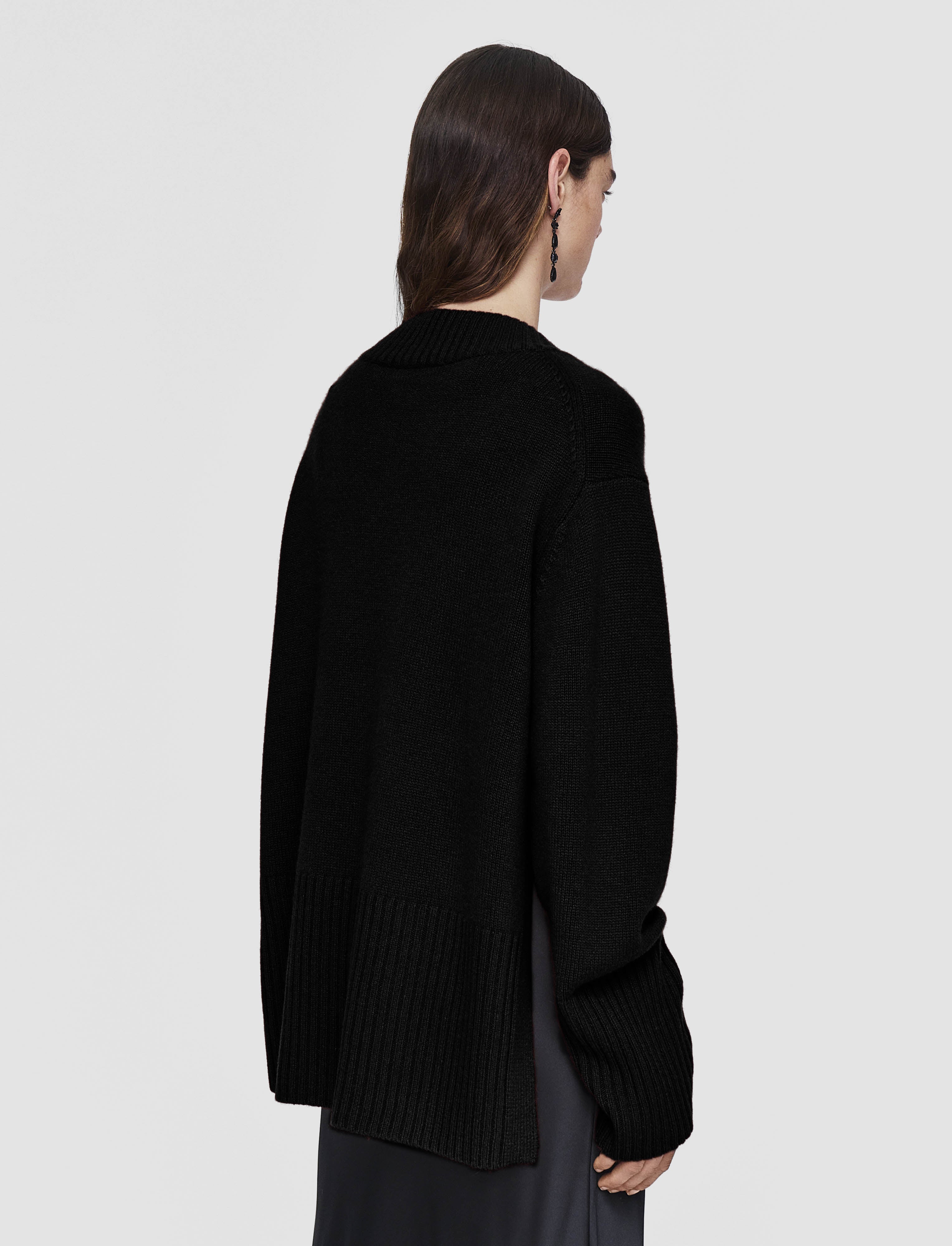 noir-pull-col-v-en-cachemire-de-luxe-JOSEPH