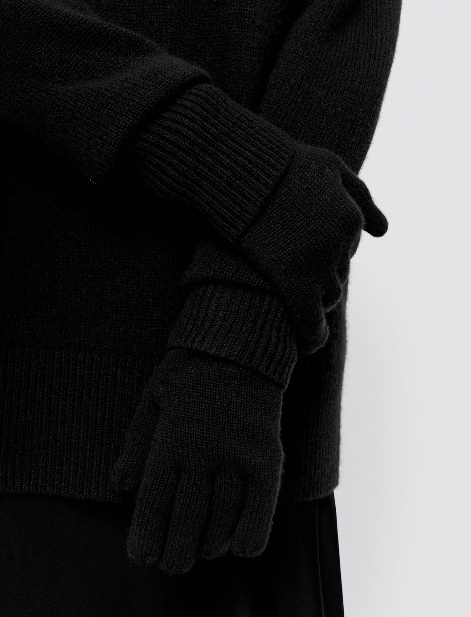 black-luxe-cashmere-gloves-JOSEPH