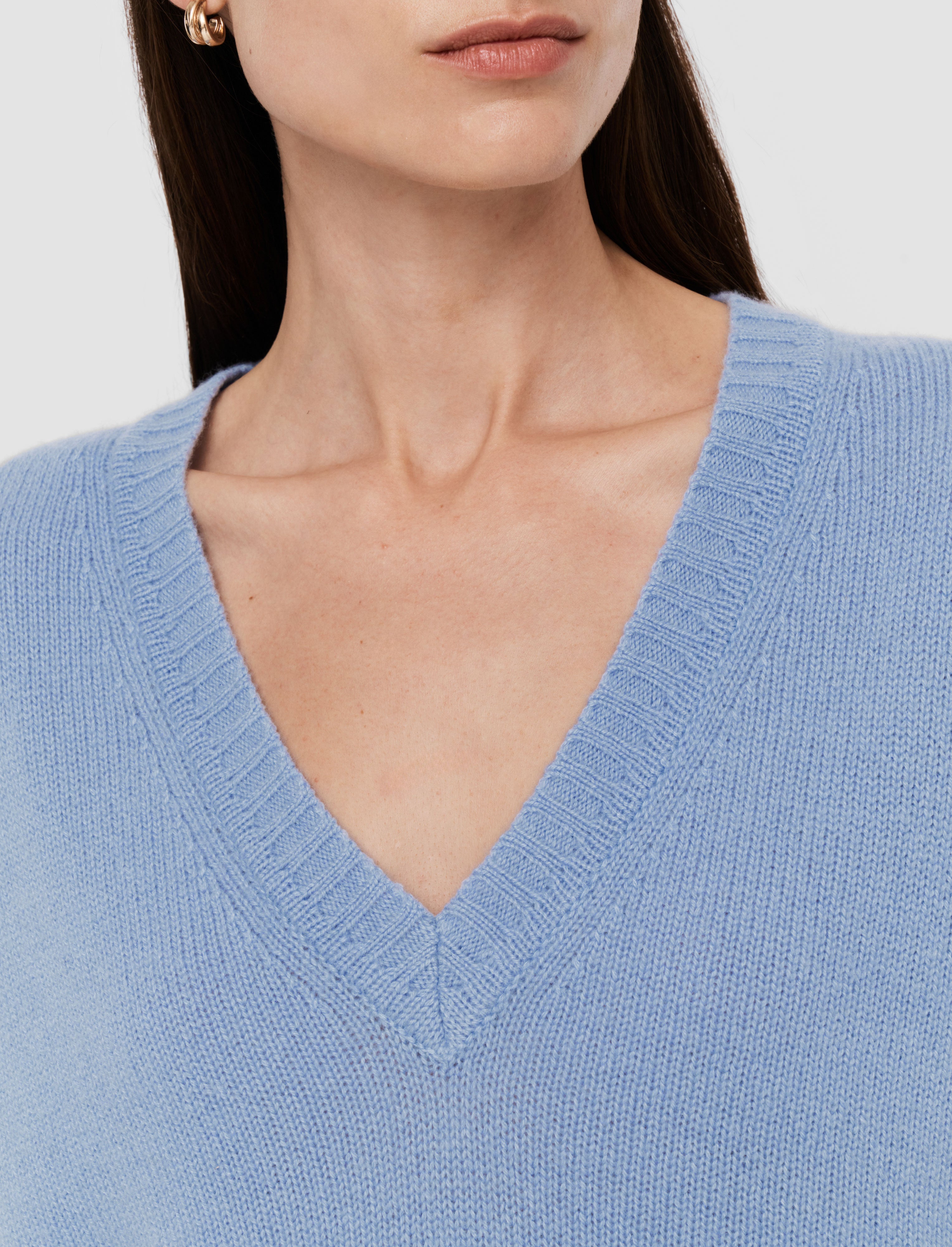 bleu-gilet-en-cachemire-JOSEPH