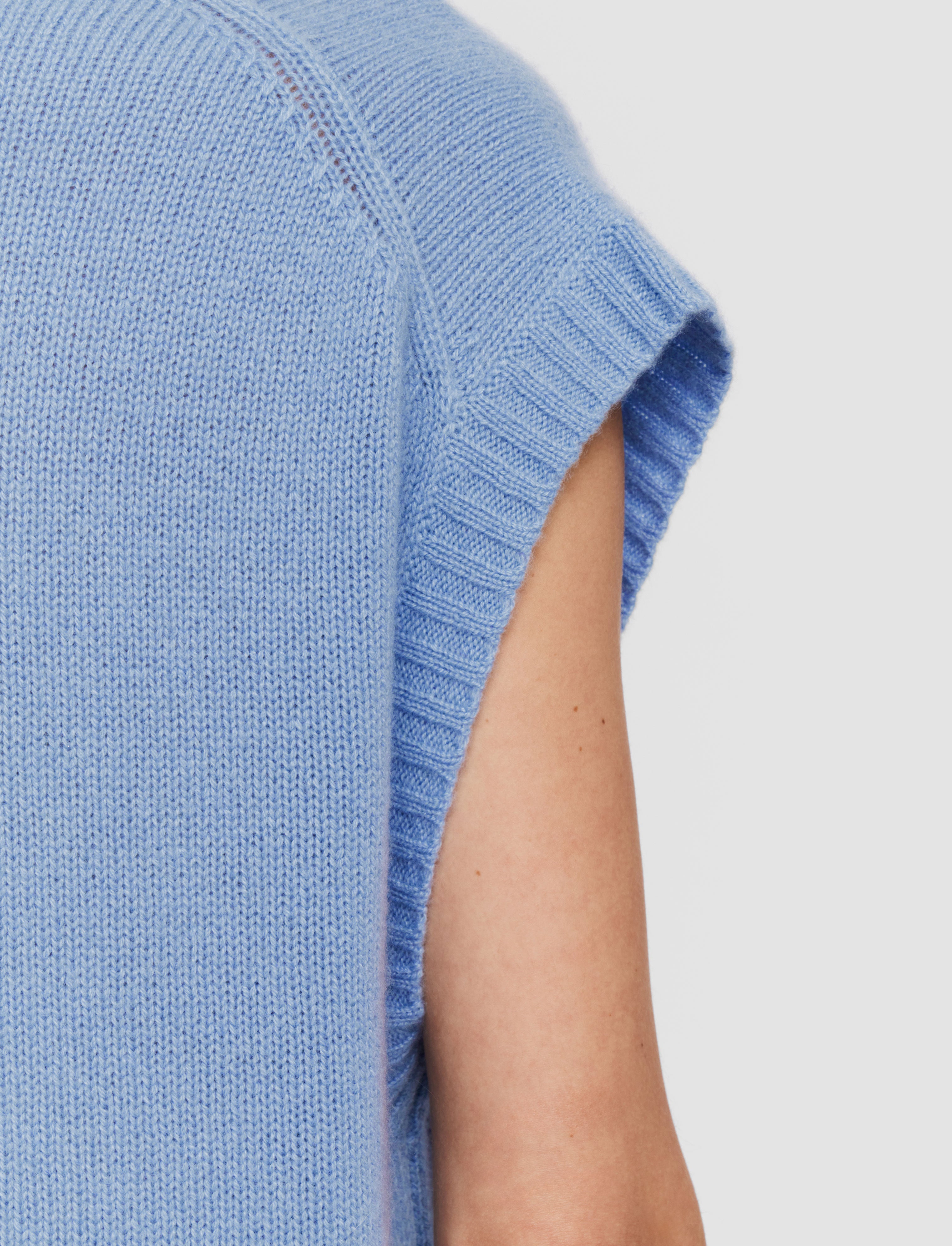 bleu-gilet-en-cachemire-JOSEPH