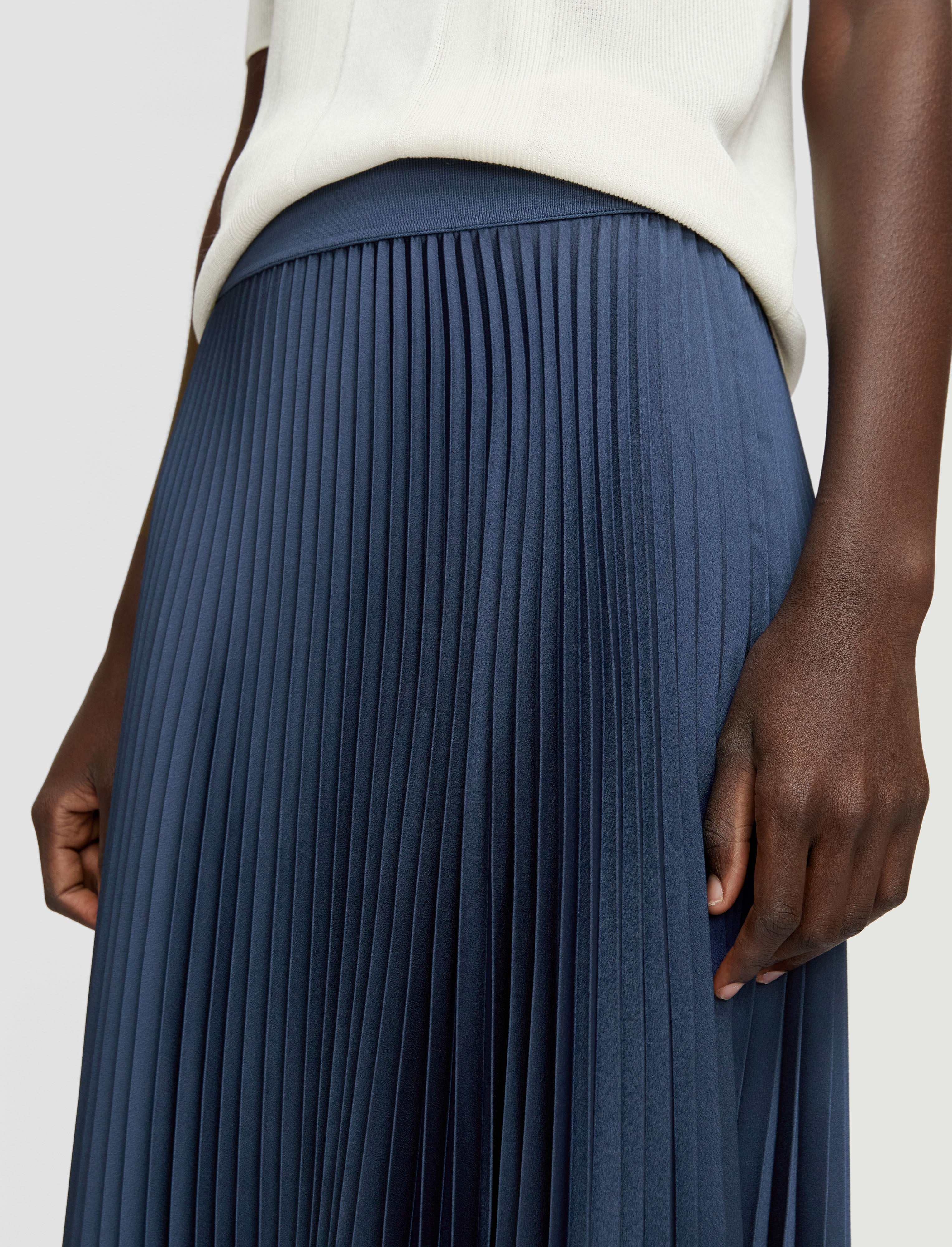 bleu-jupe-ade-en-maille-plissee-JOSEPH
