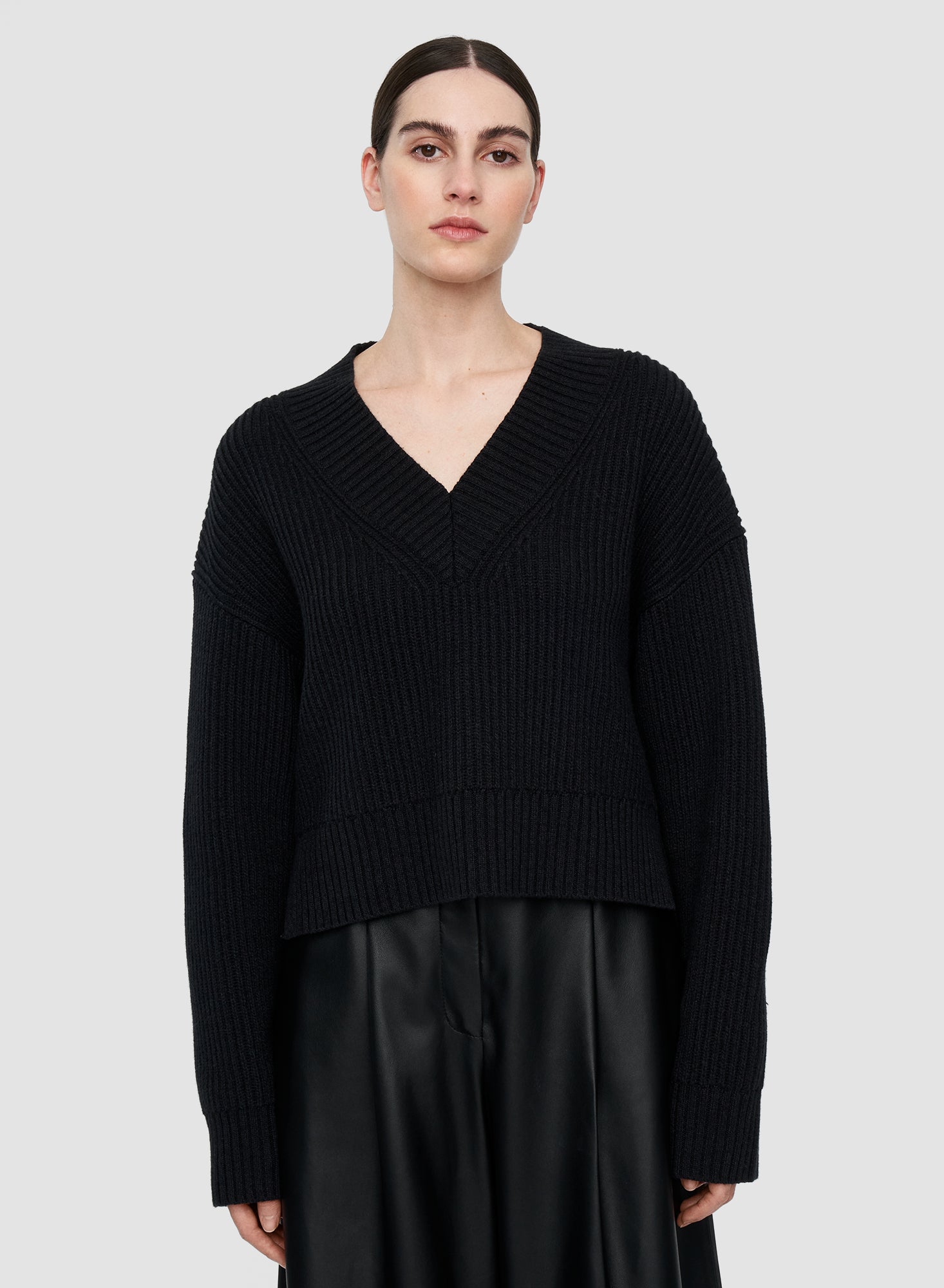 noir-pull-col-v-a-cotes-anglaises-de-luxe-JOSEPH