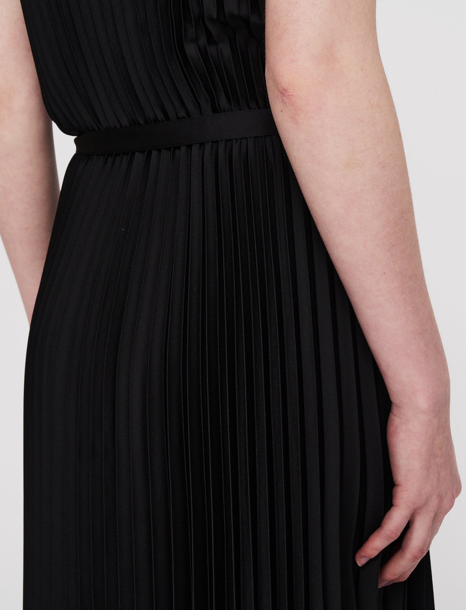 noir-robe-volta-en-maille-plissee-JOSEPH