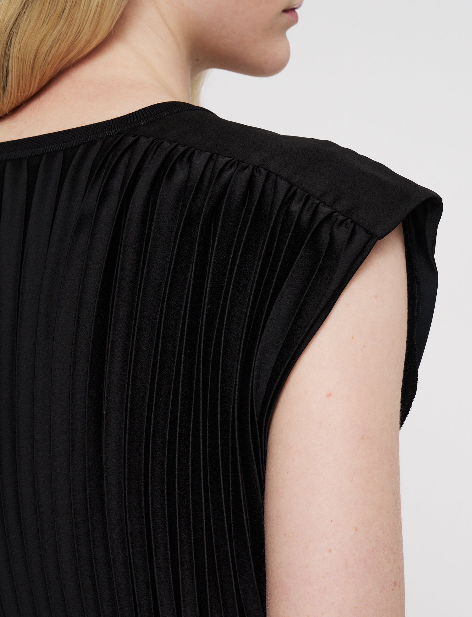 noir-robe-volta-en-maille-plissee-JOSEPH