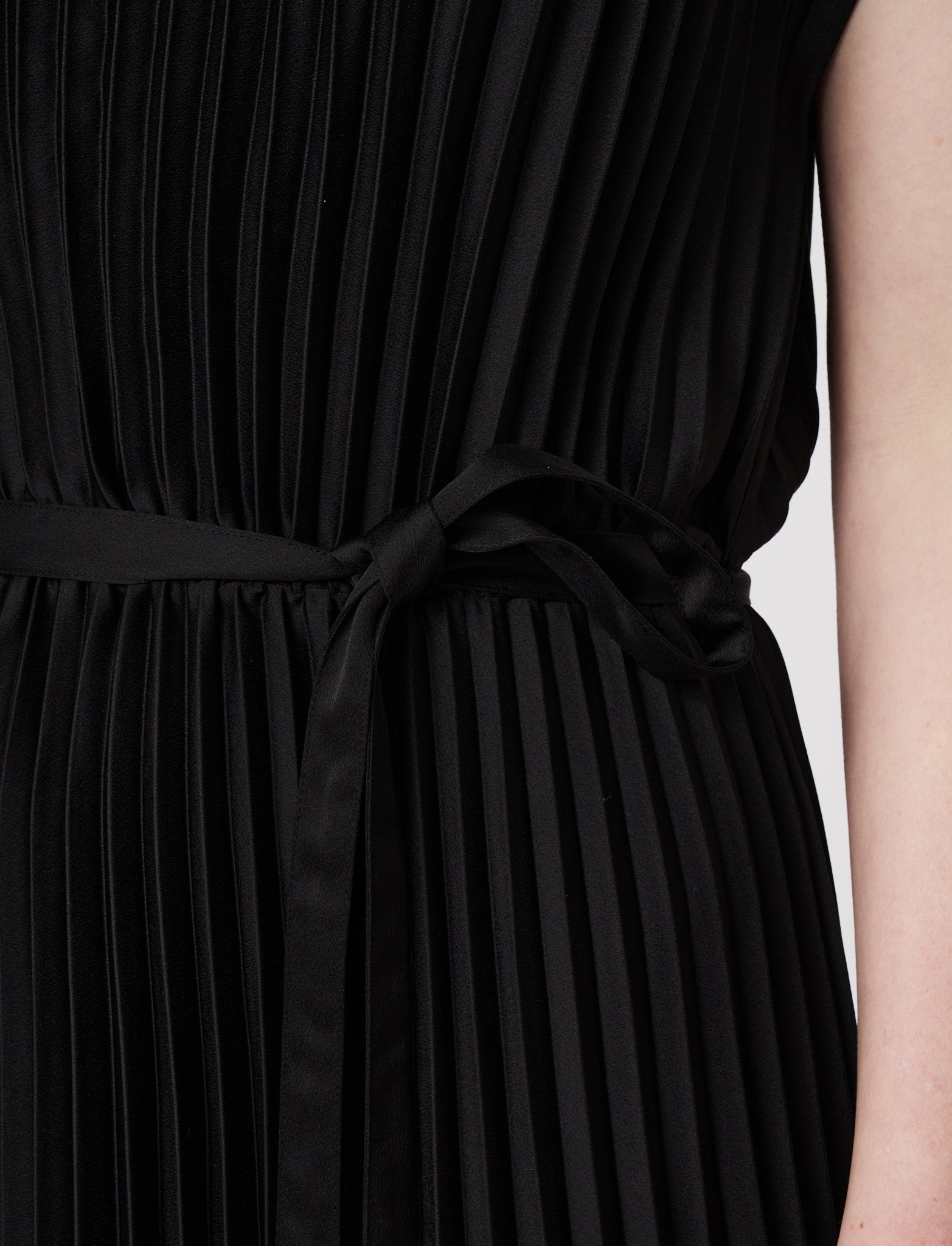 noir-robe-volta-en-maille-plissee-JOSEPH