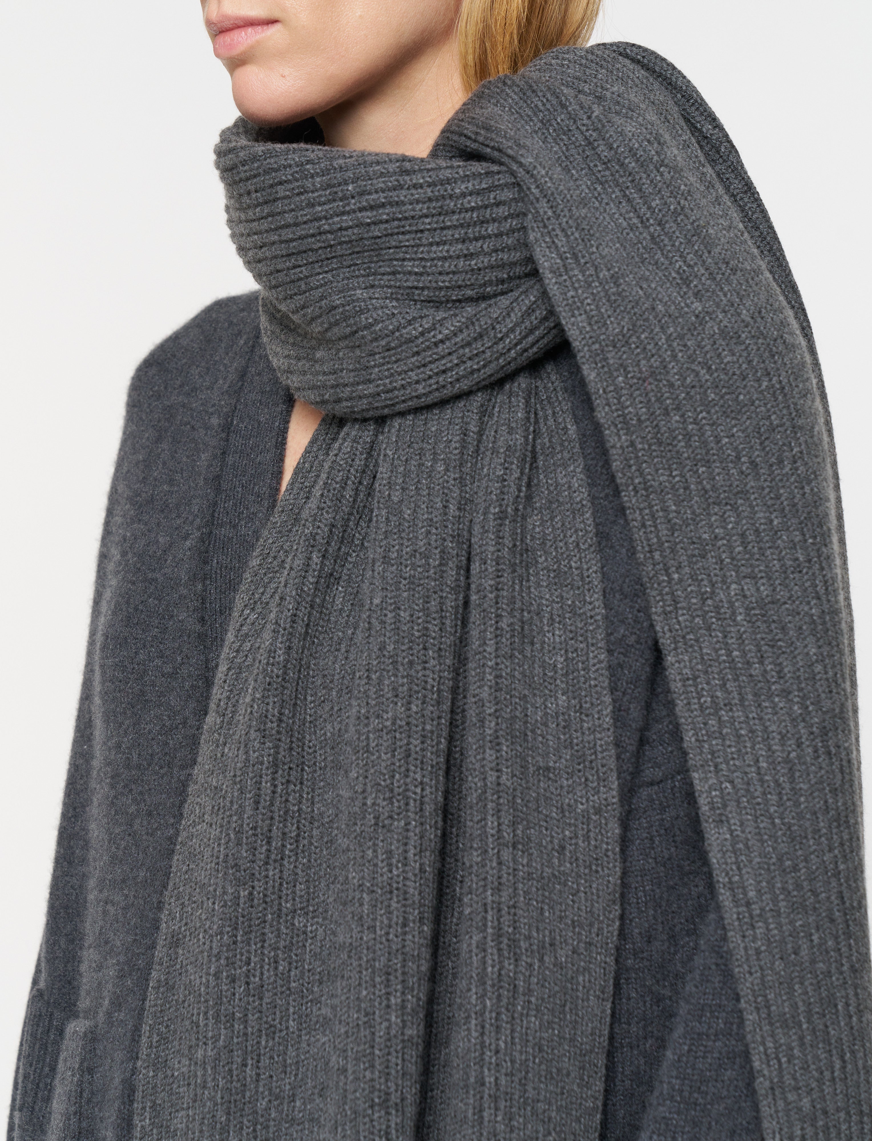gris-echarpe-a-cotes-anglaises-JOSEPH