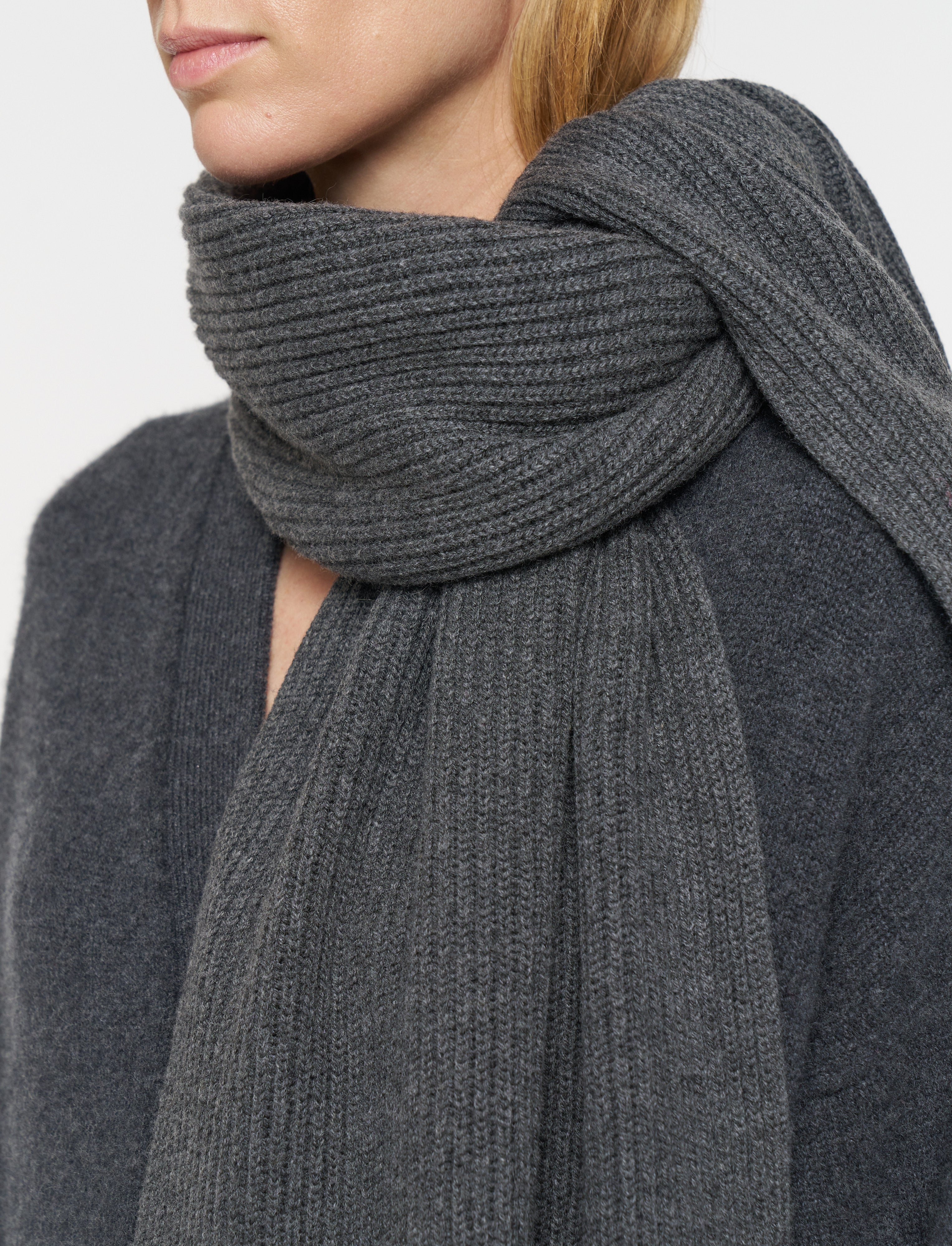 gris-echarpe-a-cotes-anglaises-JOSEPH