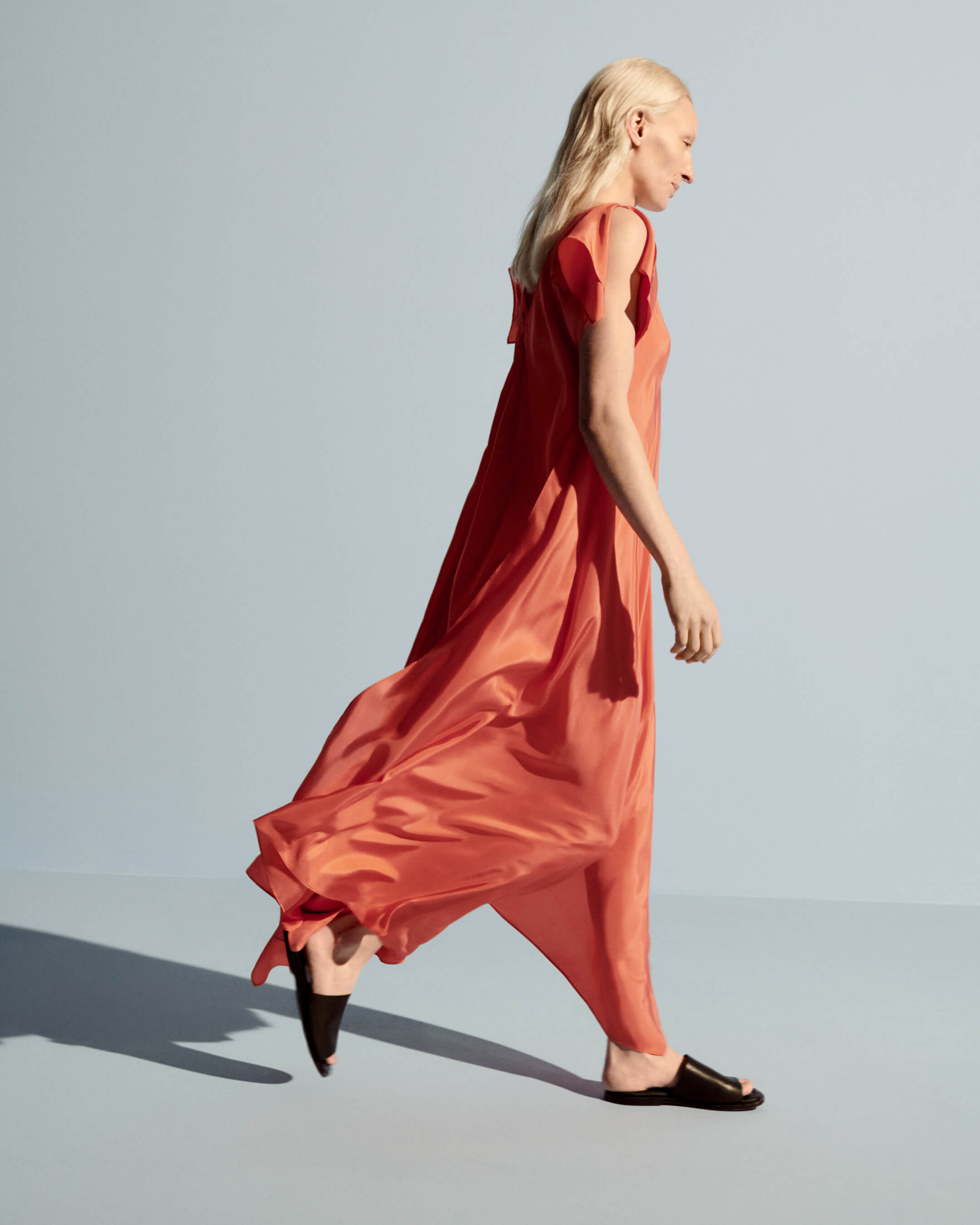 orange-robe-plumet-en-soie-habotai-JOSEPH