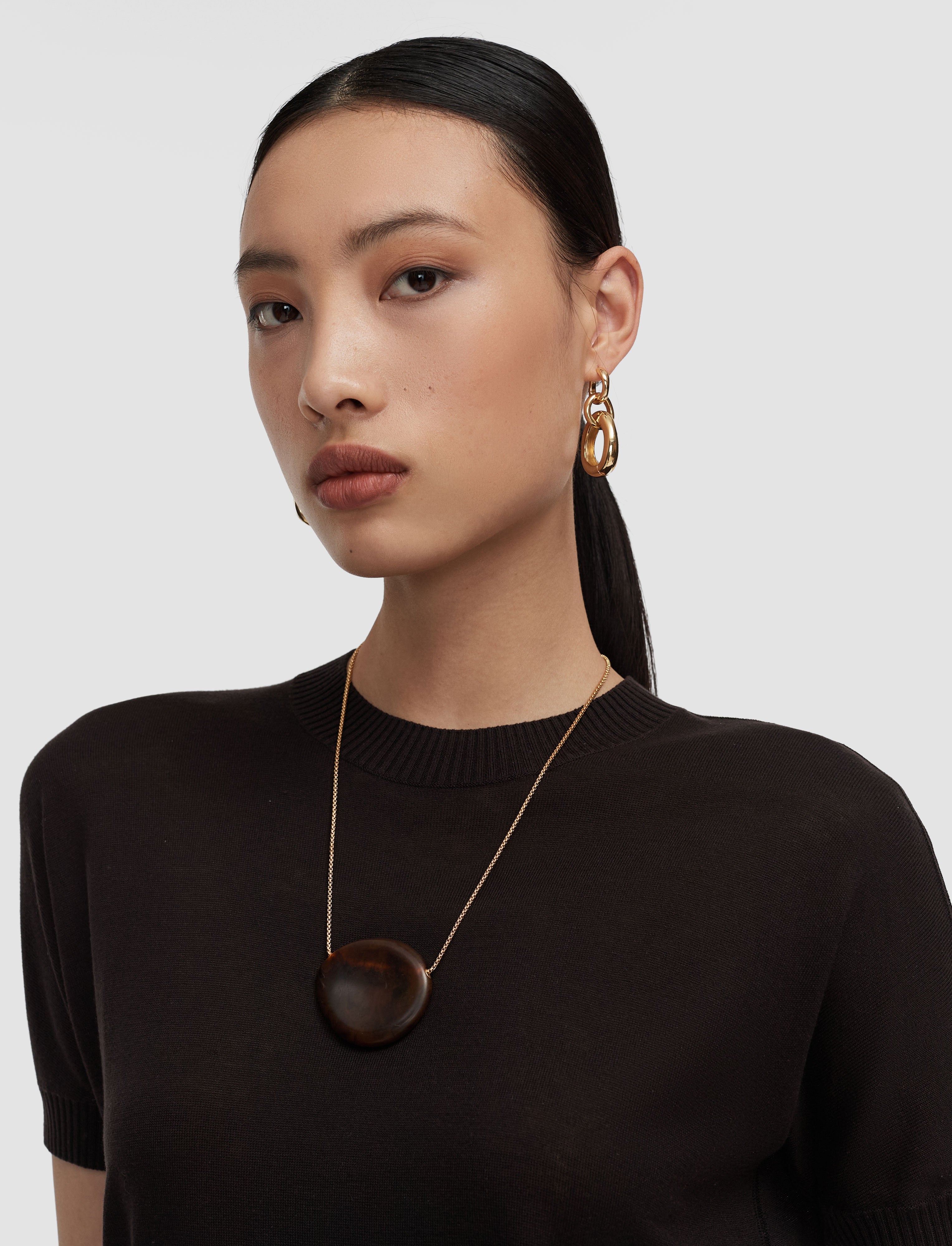 marron-collier-bean-pendant-en-resine-JOSEPH