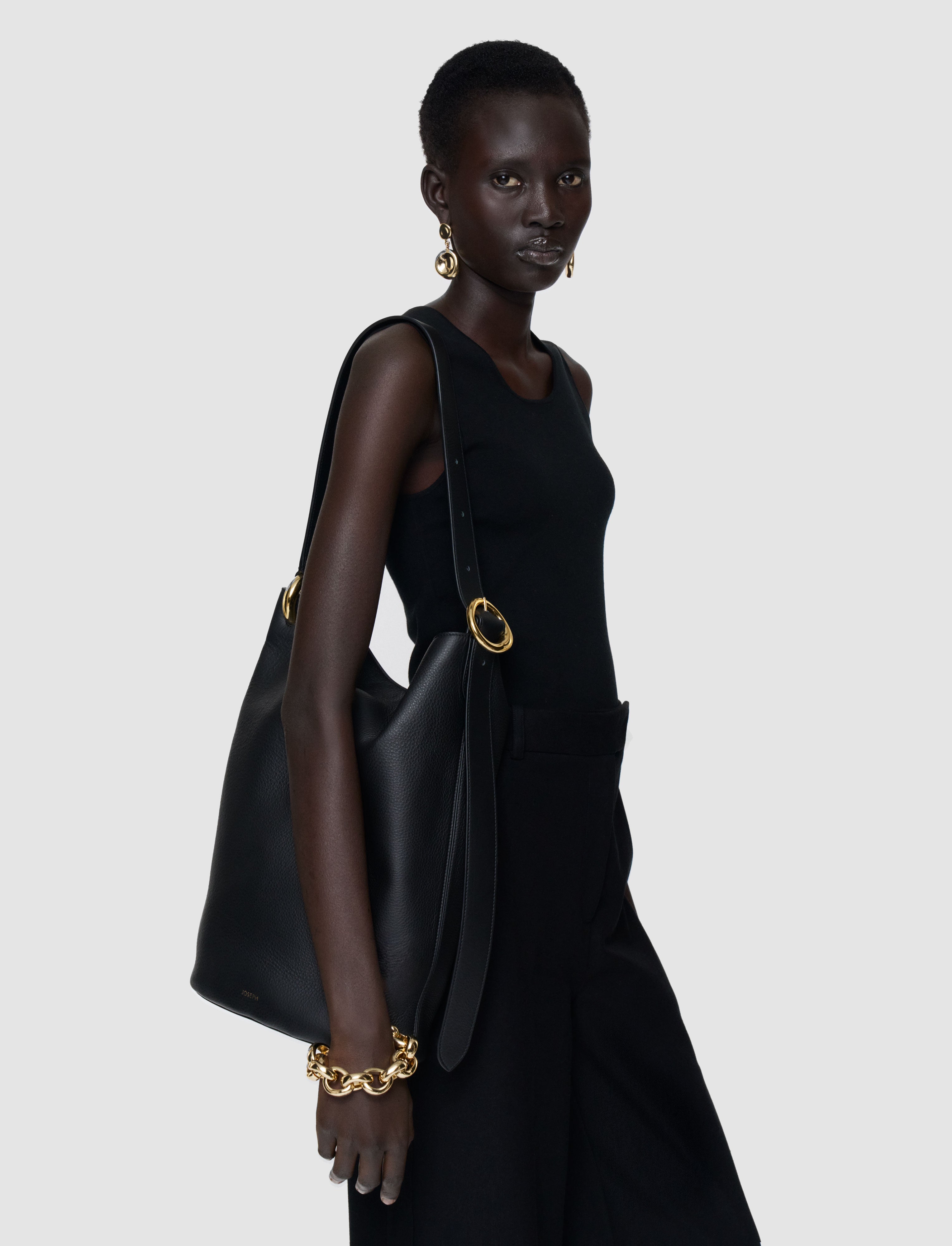 noir-sac-en-cuir-bucket-JOSEPH