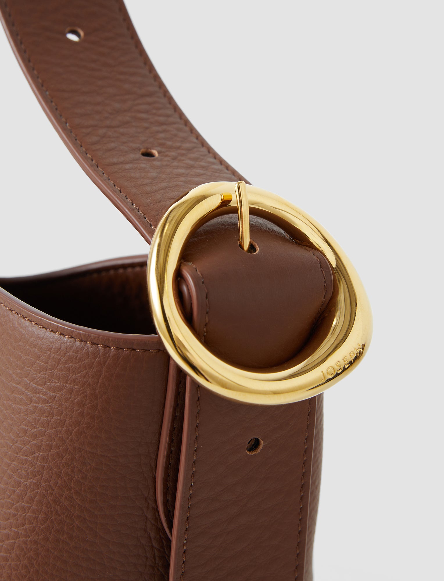 marron-sac-en-cuir-bucket-JOSEPH