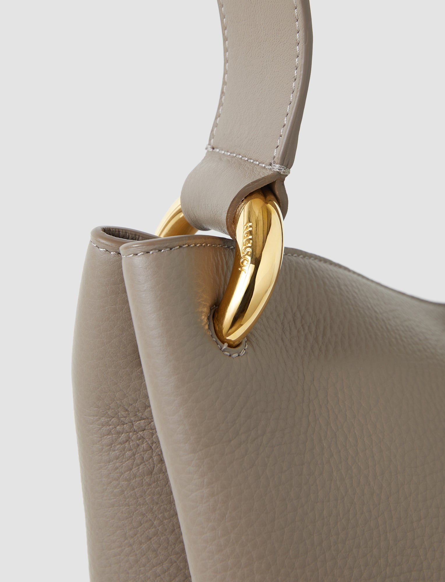 marron-sac-en-cuir-bucket-JOSEPH