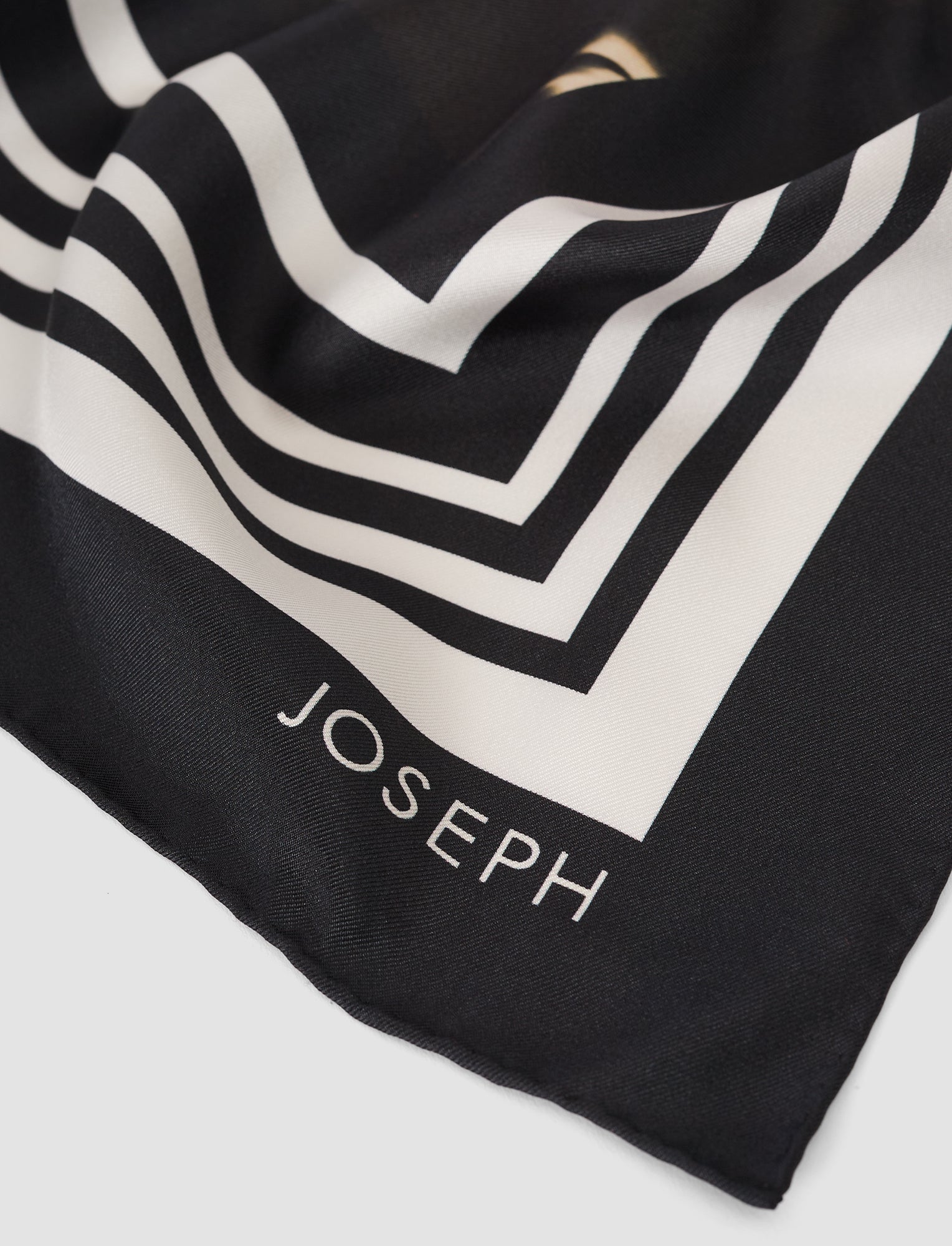 marron-grand-foulard-everly-en-soie-JOSEPH