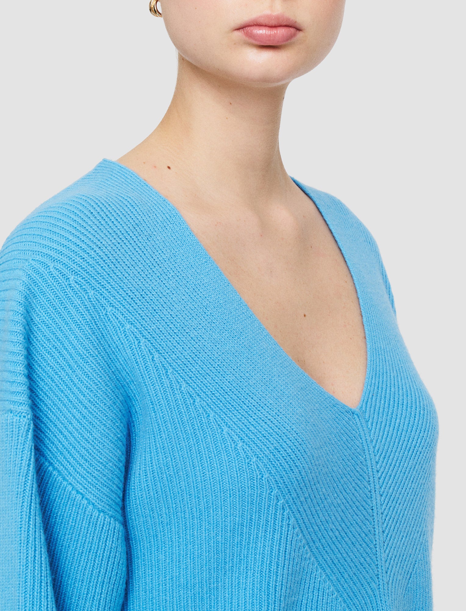 bleu-pull-col-v-en-pur-cachemire-JOSEPH