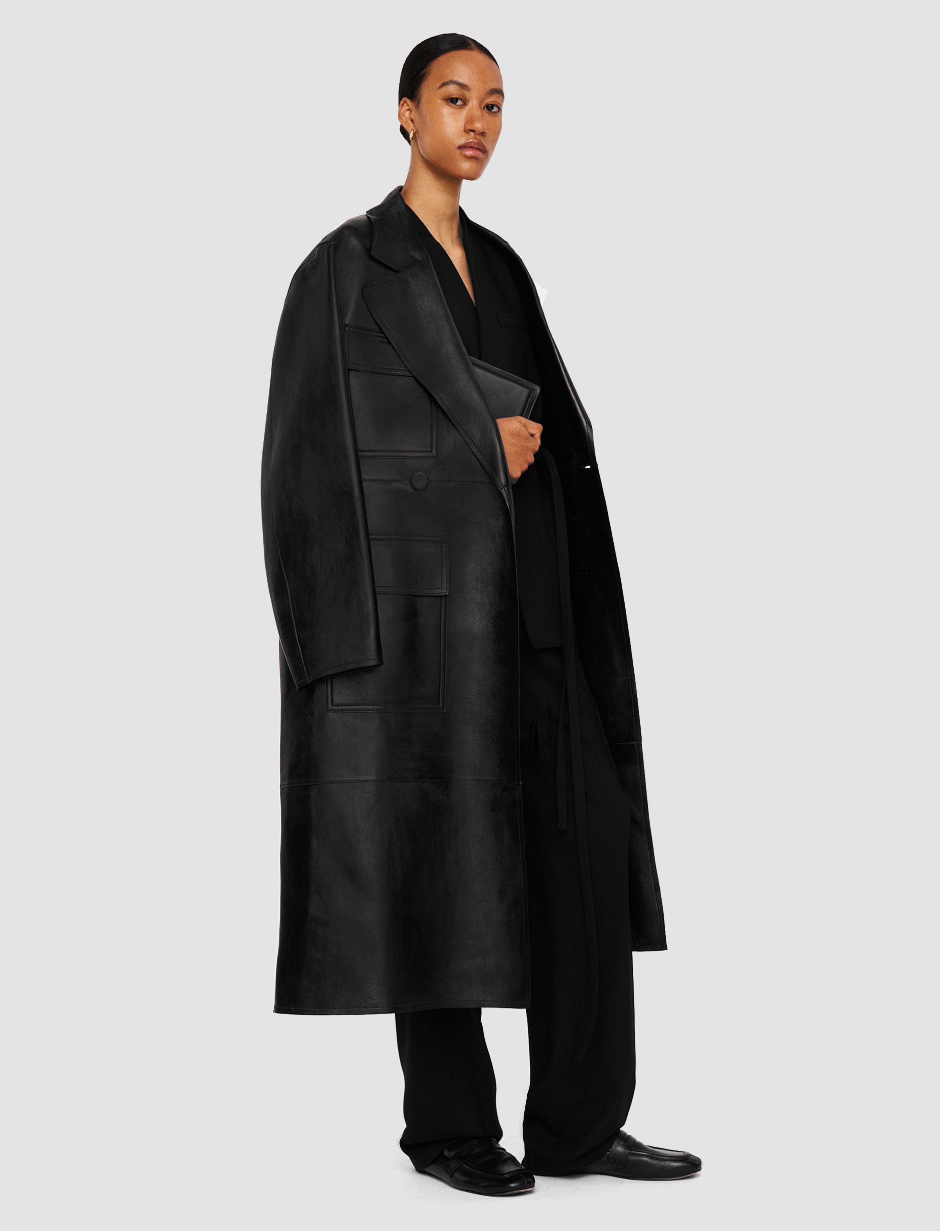 noir-manteau-octave-en-cuir-contrecolle-JOSEPH