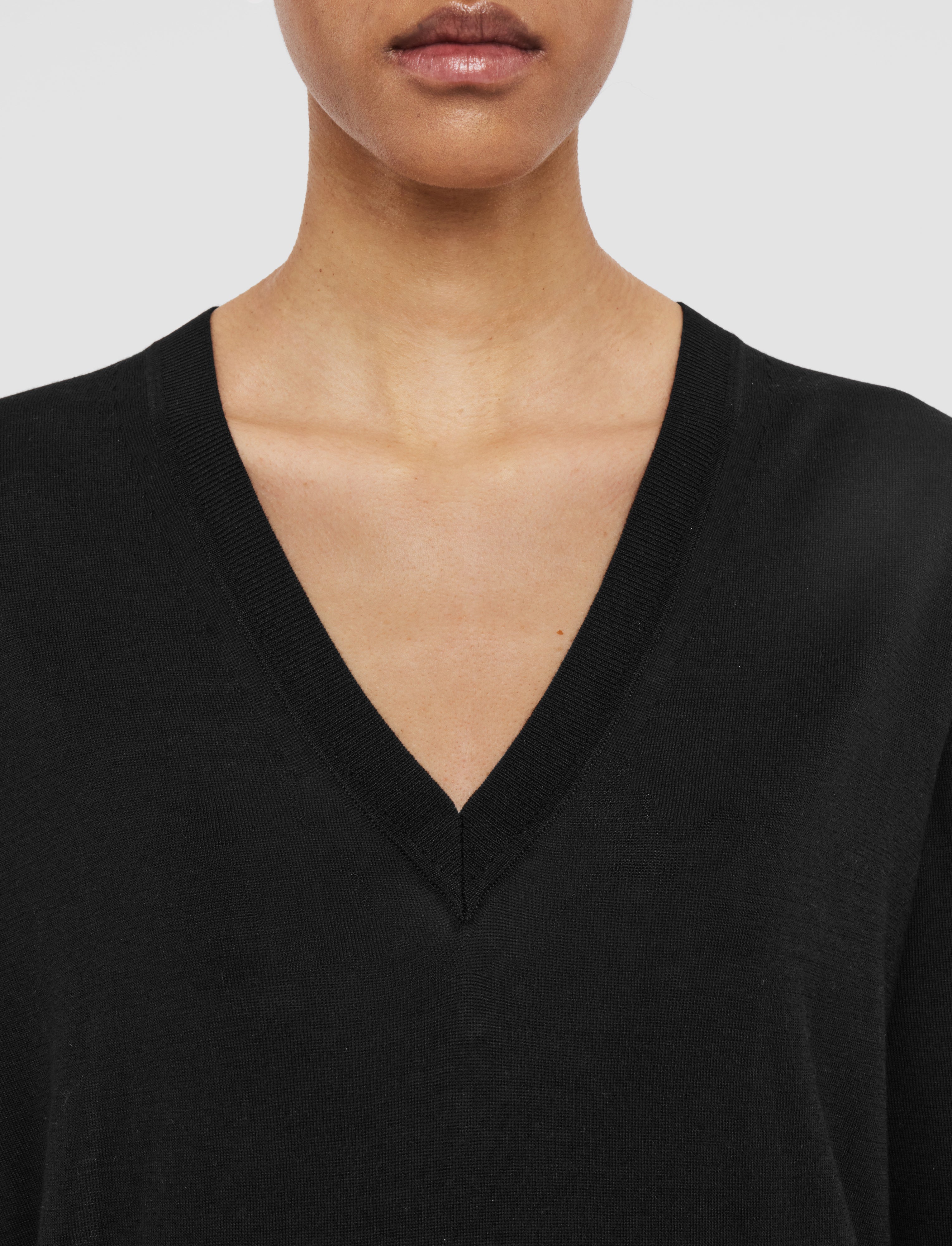 noir-pull-col-v-en-melange-de-soie-et-coton-ultra-fin-JOSEPH