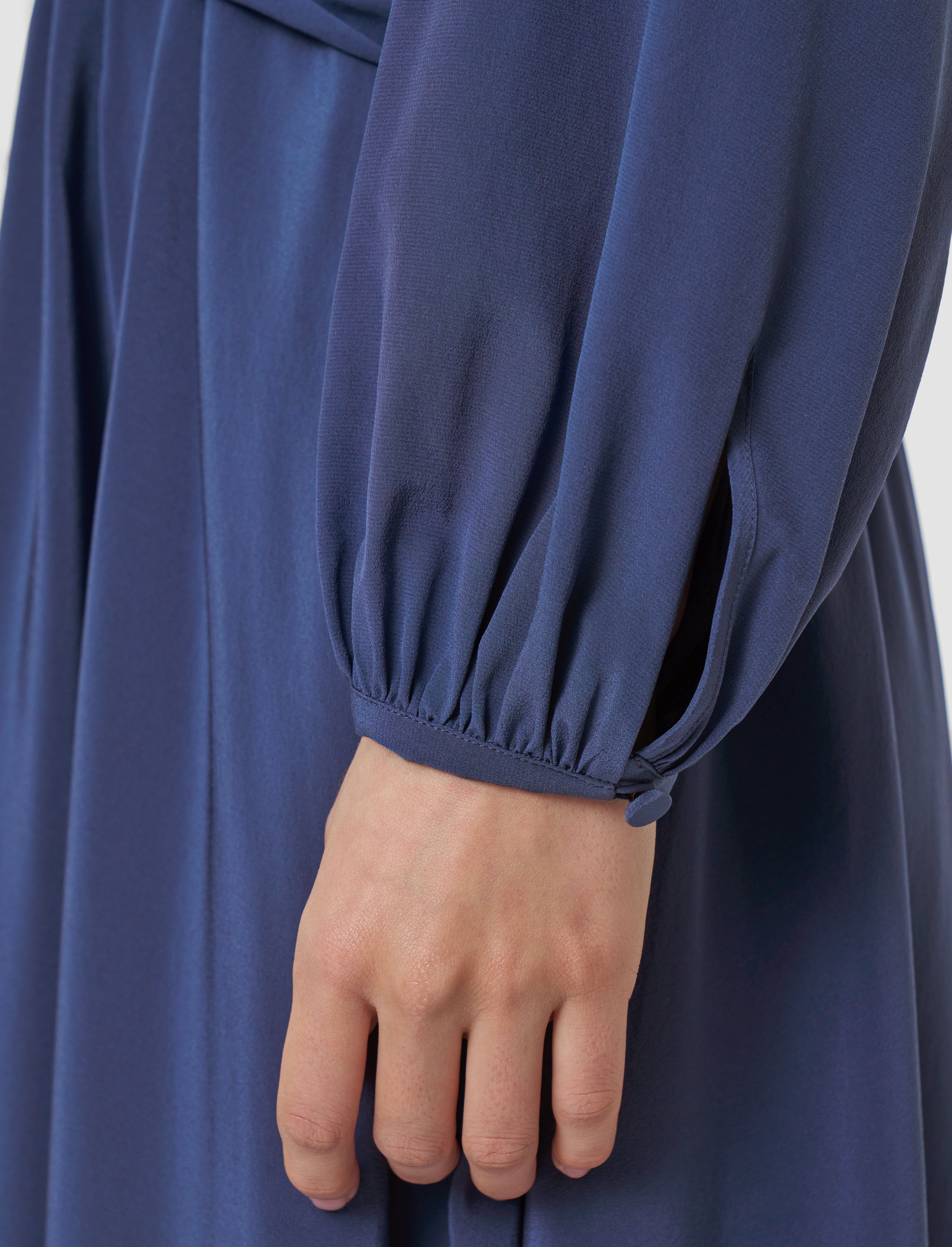 bleu-robe-leila-en-crepe-de-soie-a-detail-noue-JOSEPH