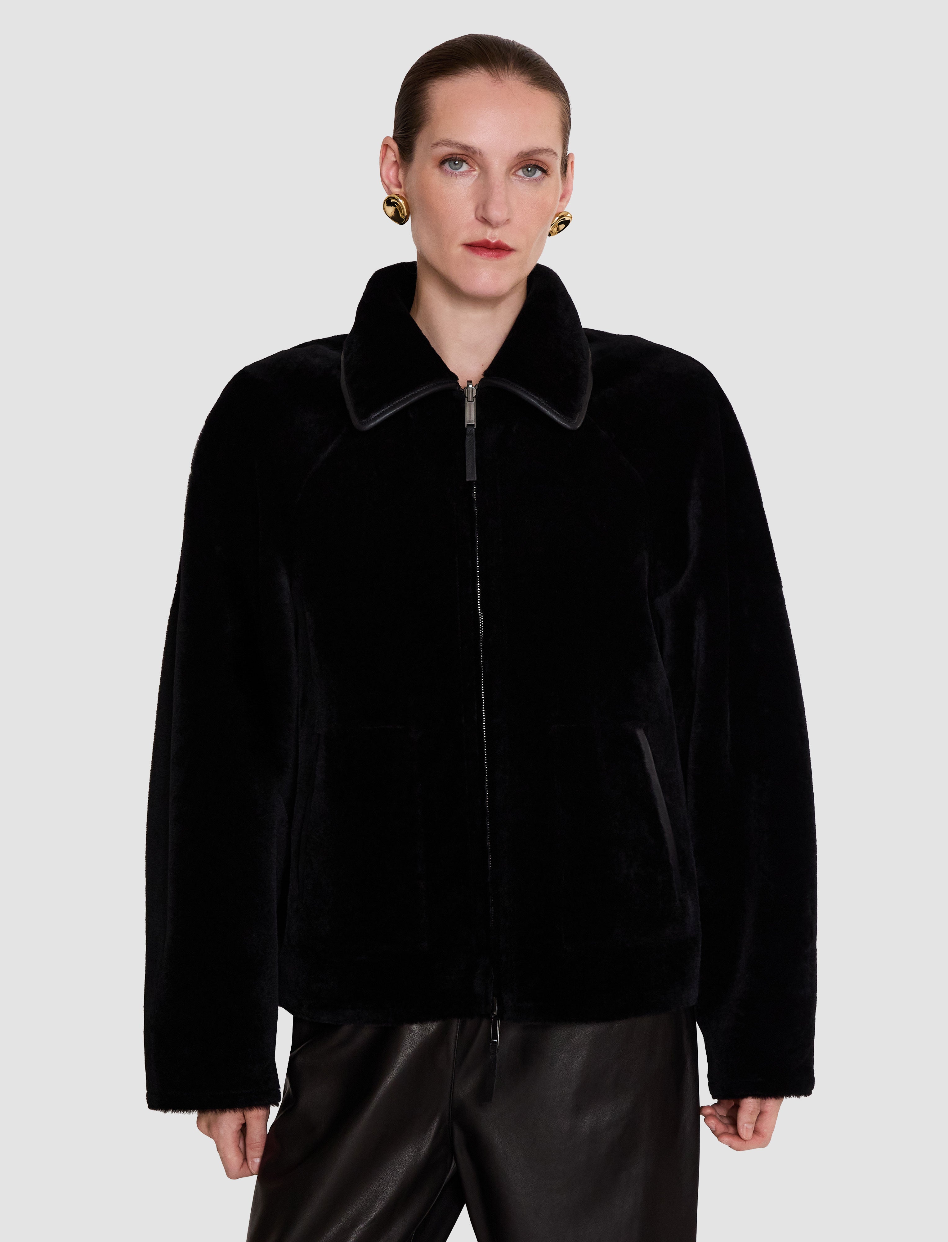 noir-veste-kyro-reversible-en-shearling-souple-JOSEPH