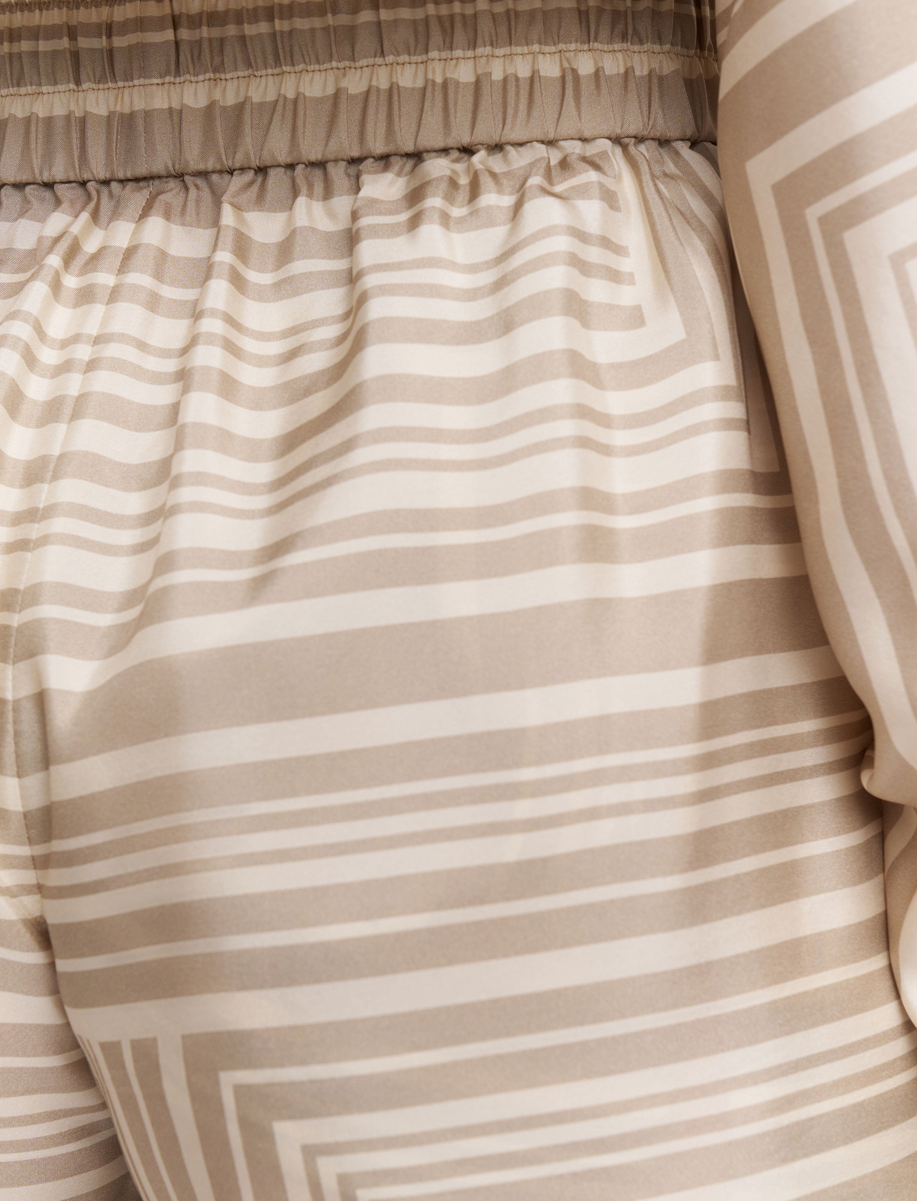 ベージュ-laven-printed-silk-ショートパンツ-JOSEPH