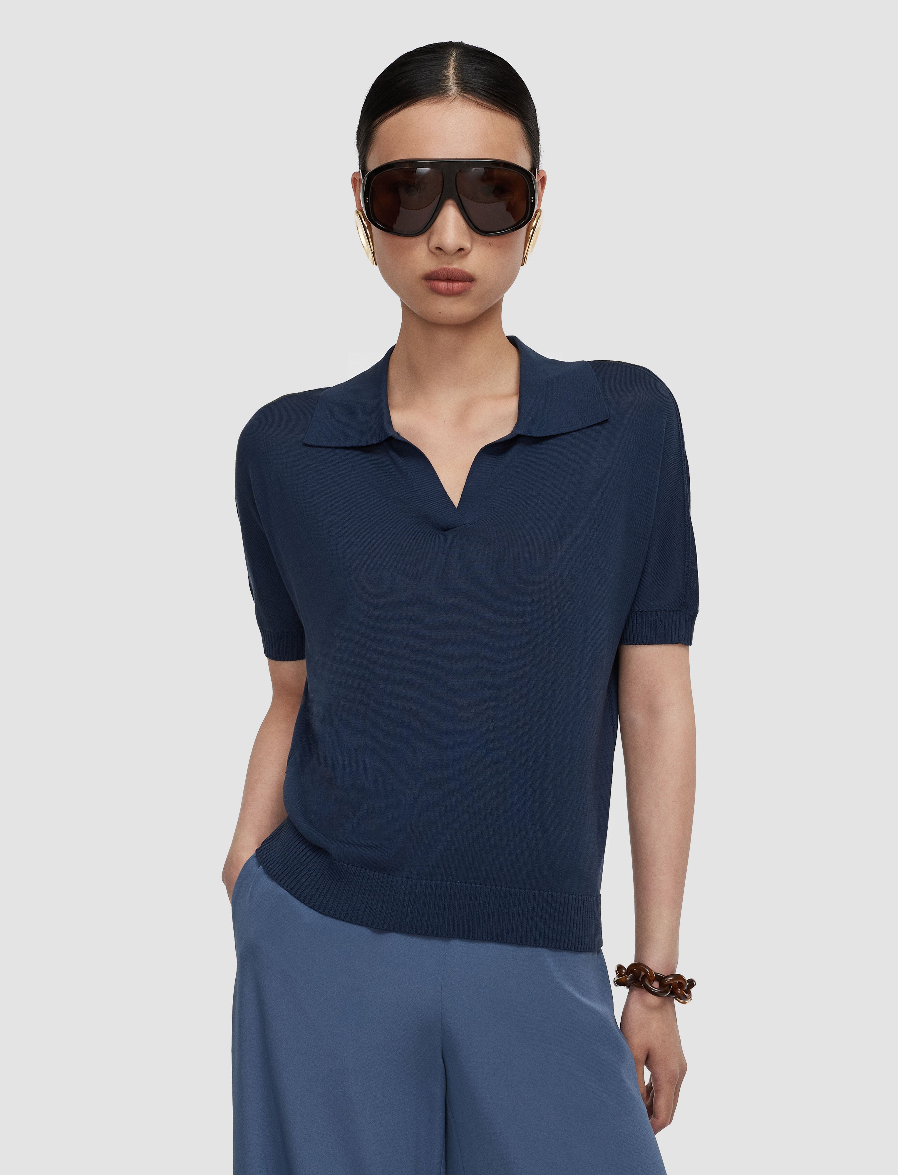 theory luxeFlow Deone 半袖 ダークネイビー 40 Niata Superfine Silk ポロトップ - 青 | JOSEPH JP