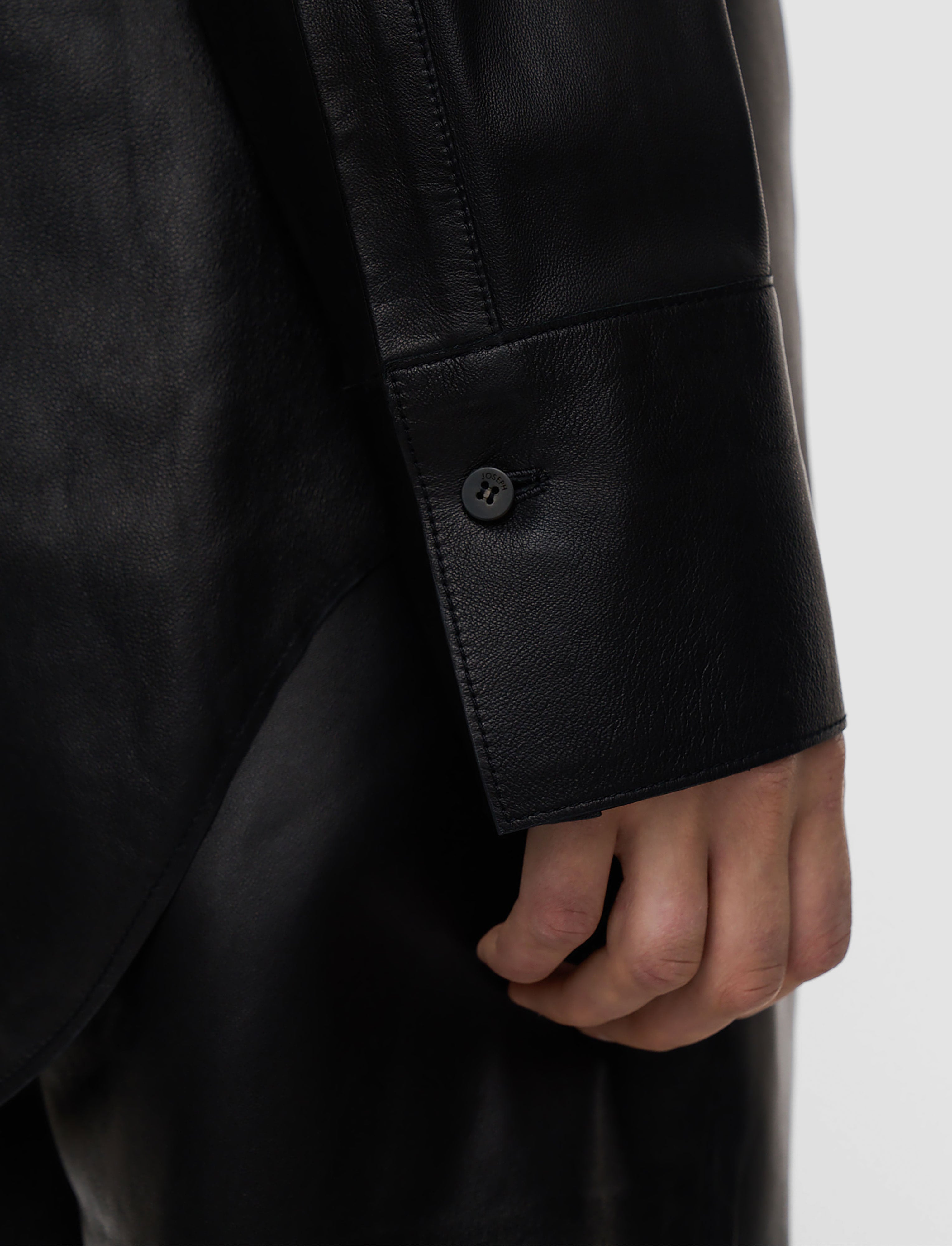 Penna Soft Nappa Leather オーバーシャツ - ブラック | JOSEPH JP