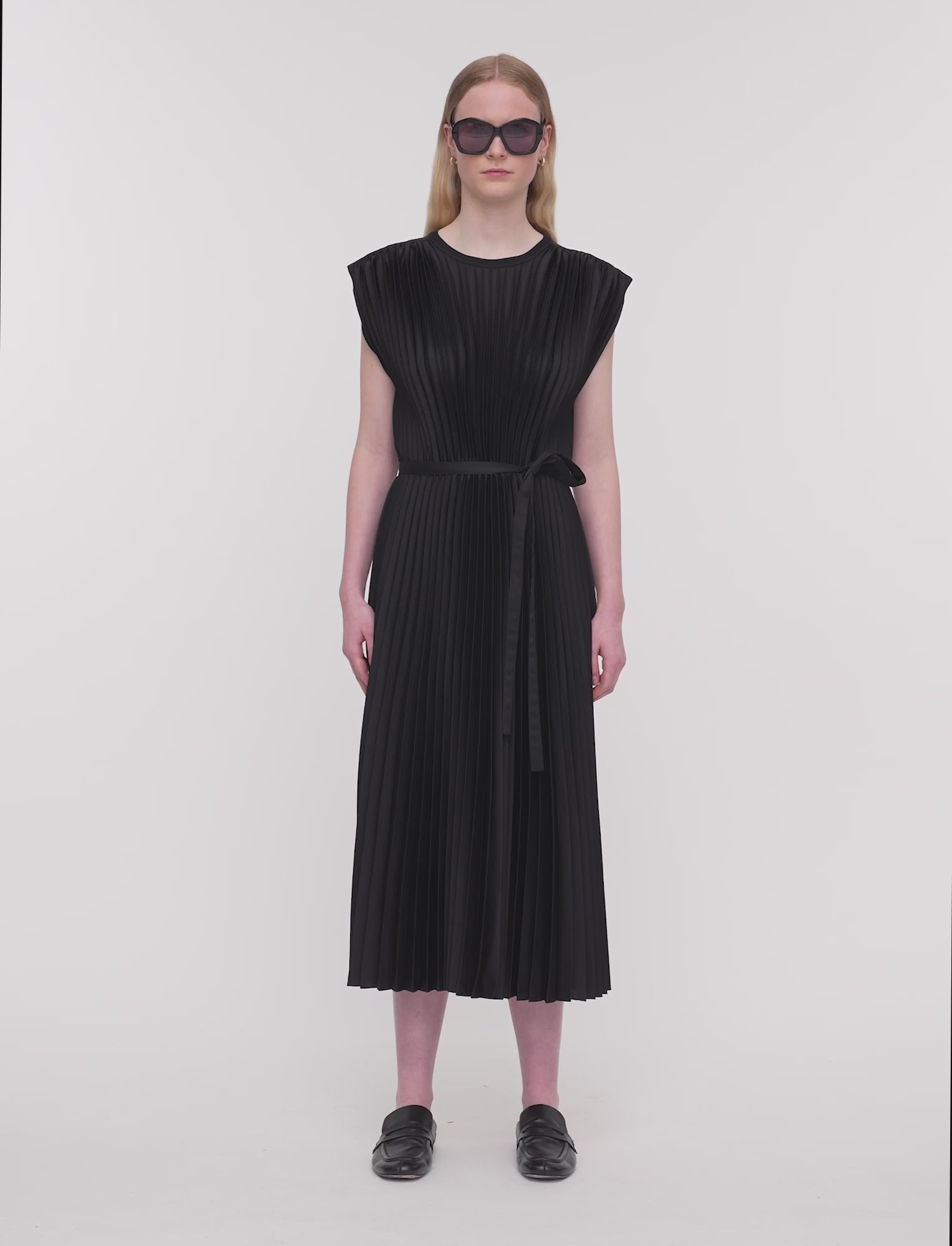 noir-robe-volta-en-maille-plissee-JOSEPH