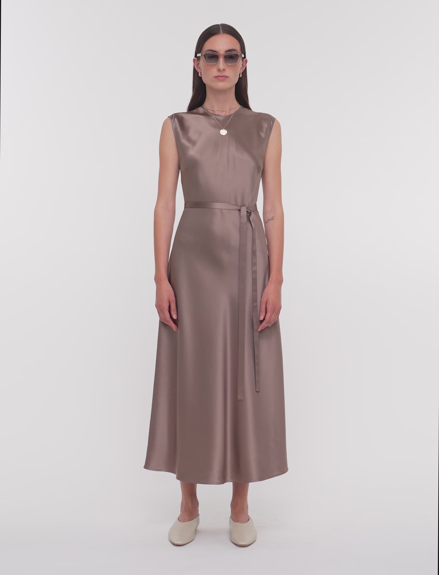 ワンピース JOSEPH SS25 GARNIER DRESS SILK SATIN (JF009085 1251) Garnier Silk Satin Dress in Grey | JOSEPH KR