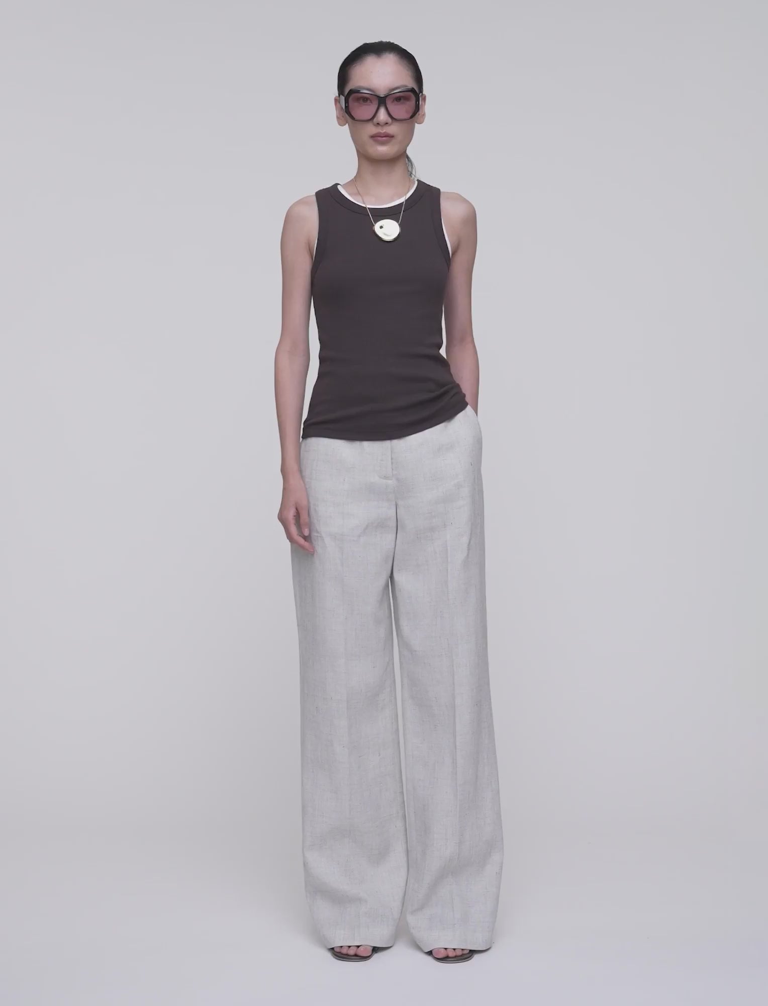 gris-pantalon-arven-en-coton-et-lin-textures-JOSEPH