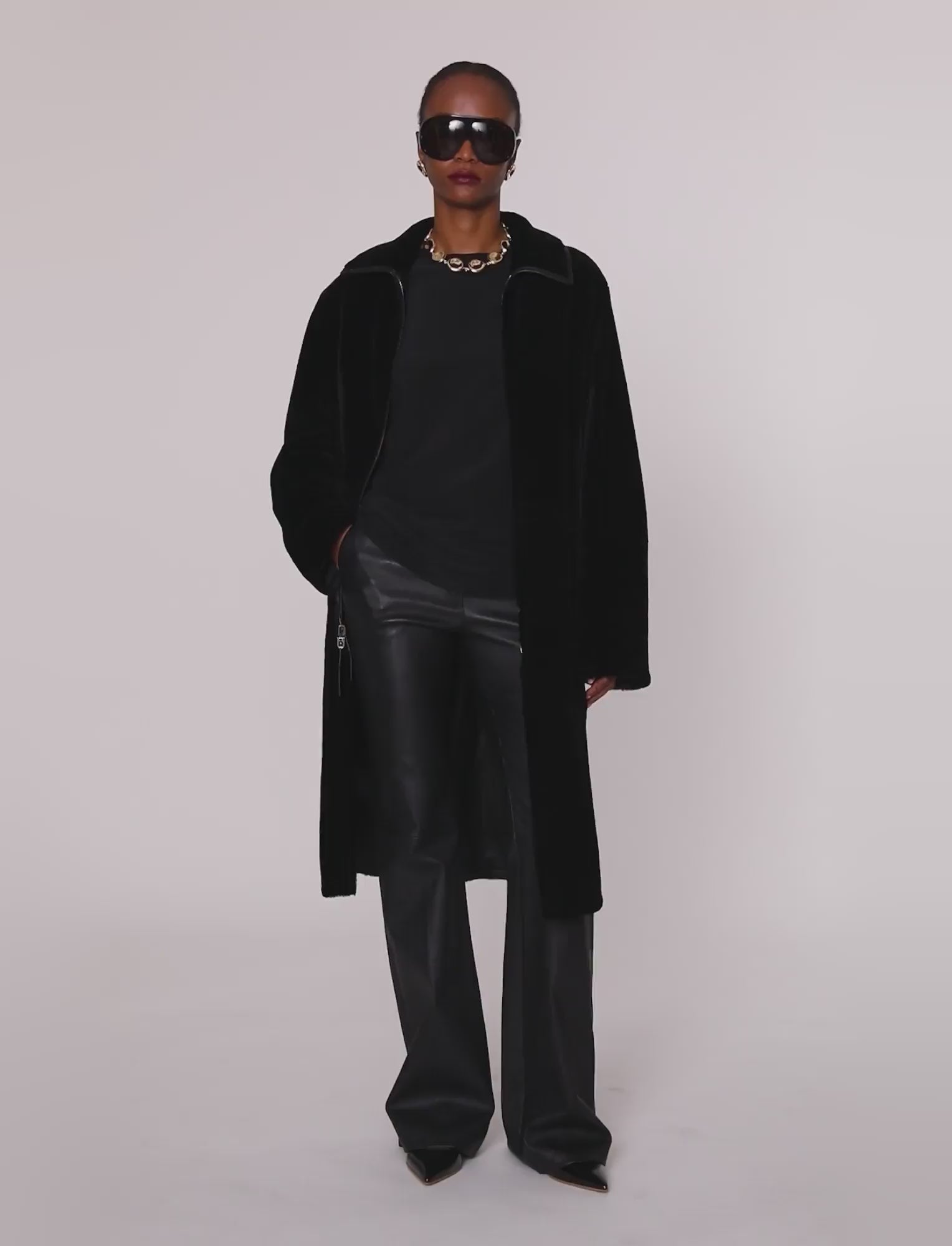 noir-manteau-caspian-reversible-en-shearling-souple-JOSEPH